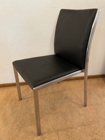 Matsalsstol klädd i skinn.