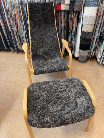 Omklädd Laminofåtölj och pall, vi har fårskinn imånga färger attvälja bland.